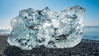 When hydrogen locks ice into a quantum dance