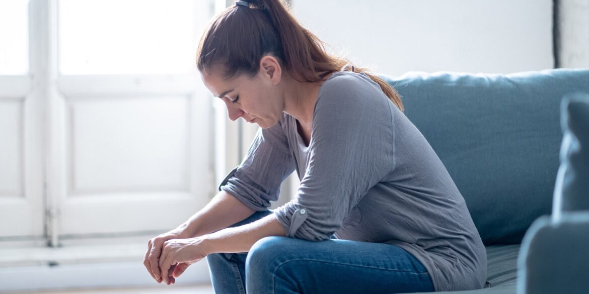 Intelligence makes people more trusting, but early hardship cuts this benefit in half